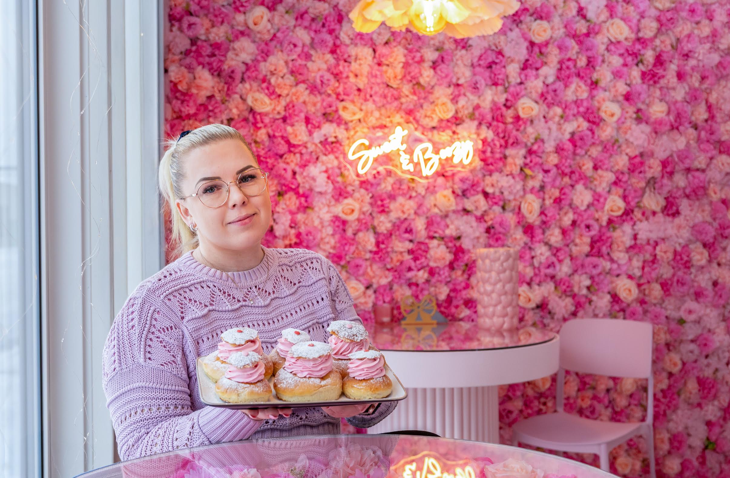 Mullu sügisel avatud OÜ Rummikoogid kohvik-töötuba on tänavu aasta vastlakuklitega turul esimest korda, millele lisab erilisust vastlakuklite omanäoline väljanägemine roosa kreemi ning rummise maitsekoosluse kujul. Foto: AIGAR NAGEL